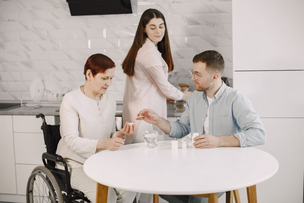 AccessReno : une aidante et une femme en fauteuil roulant dans une cuisine