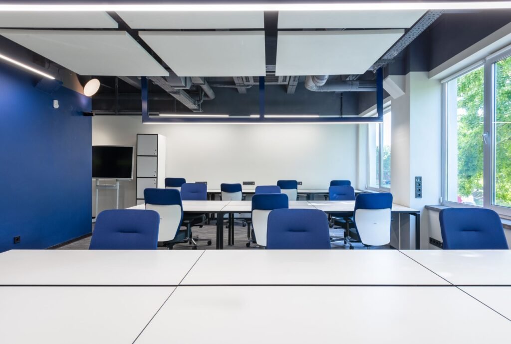 Aménagement de bureaux lumineux avec postes de travail