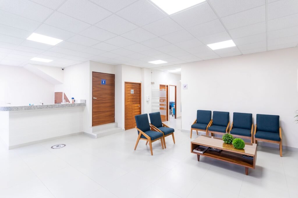 Cabinet médical : salle d’attente claire et accessible