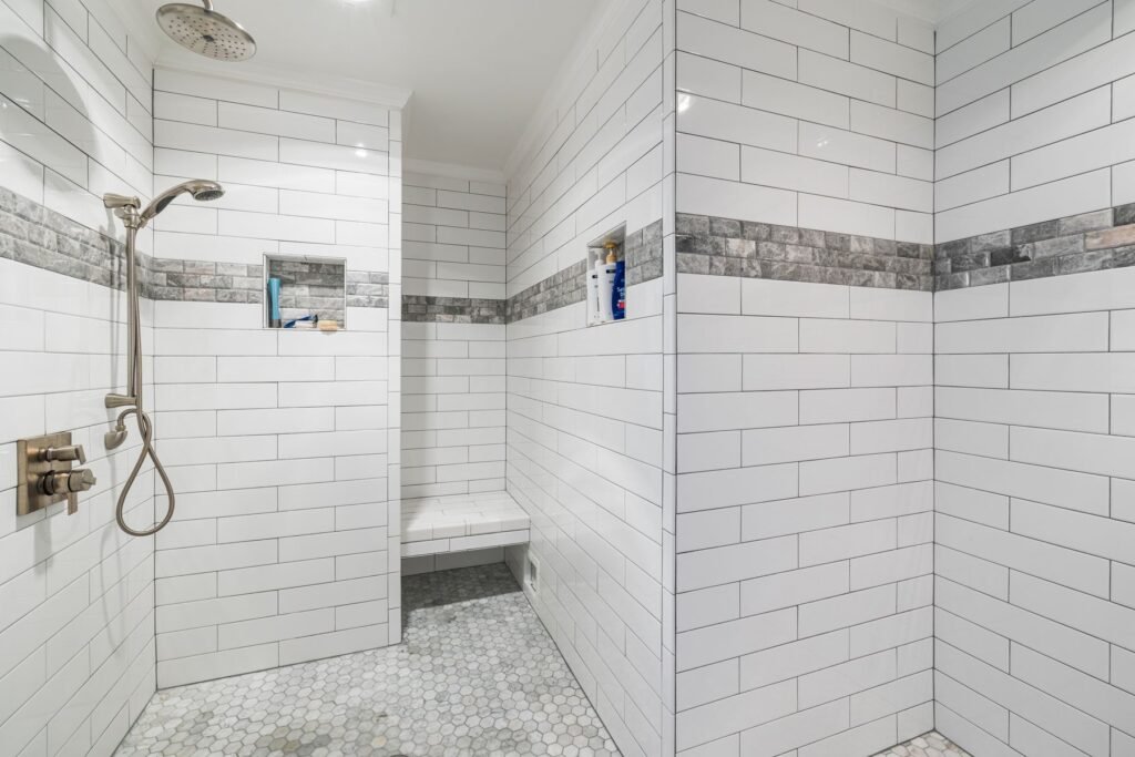 Douche accessible à l’italienne carrelée de blanc