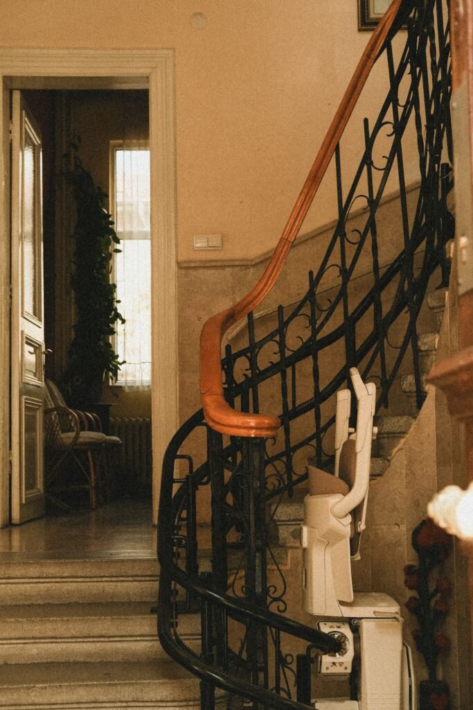 Franchir un escalier grâce à un monte-escalier installé