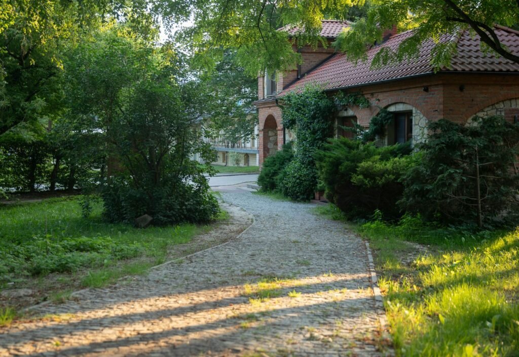 Extérieurs accessibles : maison en briques avec allée en pierre