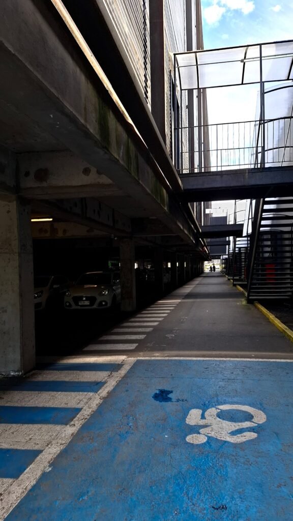 Garage et stationnement avec emplacement réservé PMR