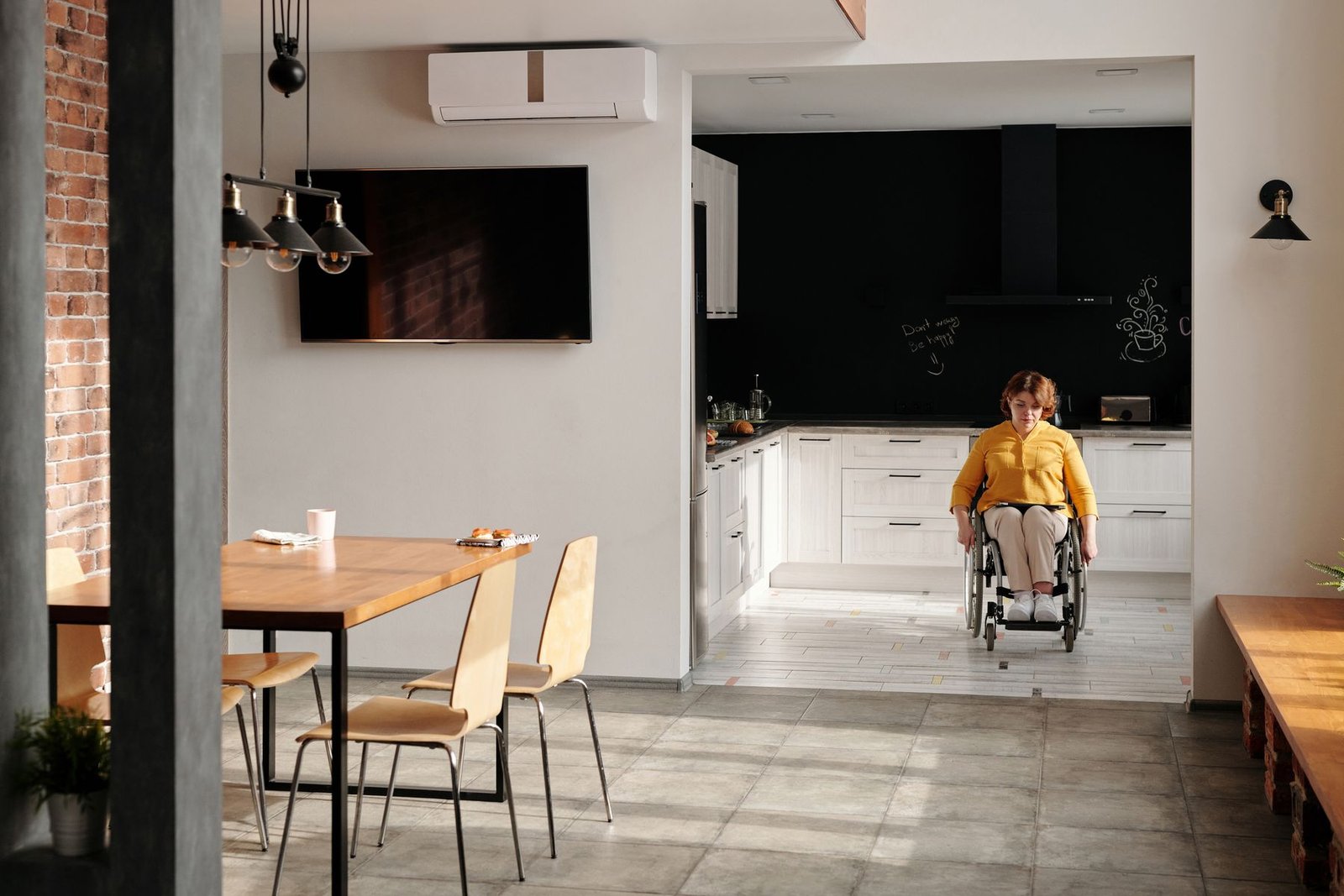 Rénovation PMR : cuisine moderne utilisée en fauteuil roulant