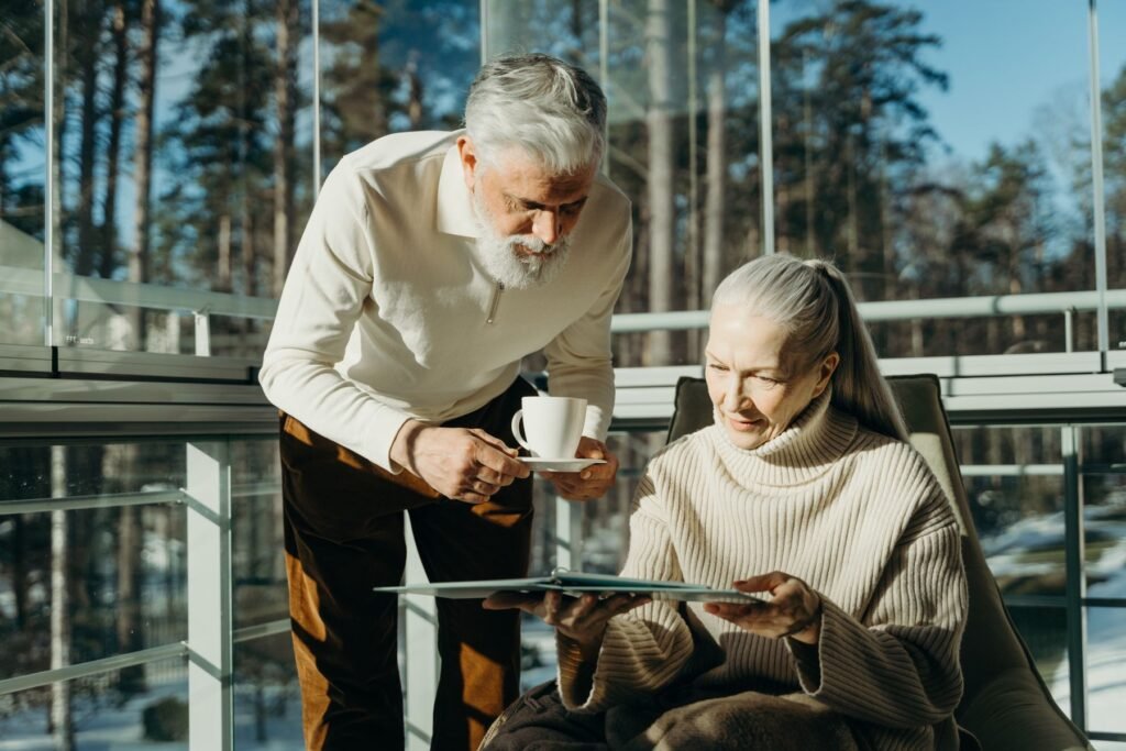 Logement PMR : couple de seniors dans un séjour lumineux