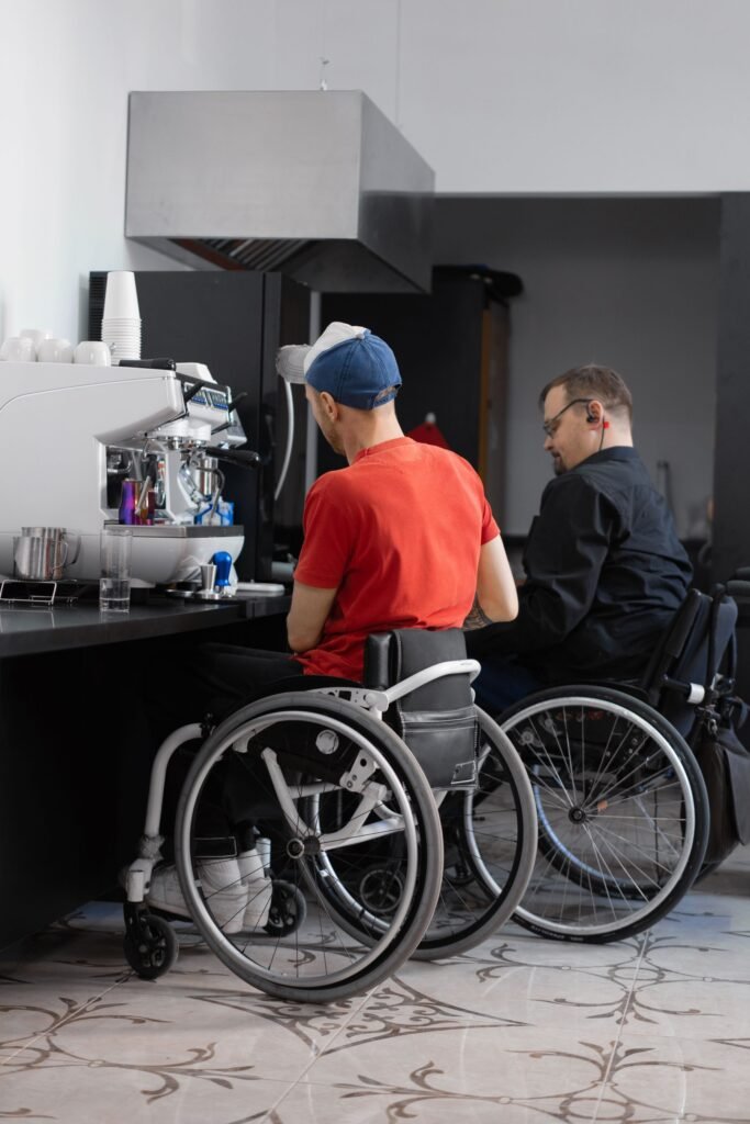 Établissement accessible : deux clients en fauteuil roulant au comptoir d’un café