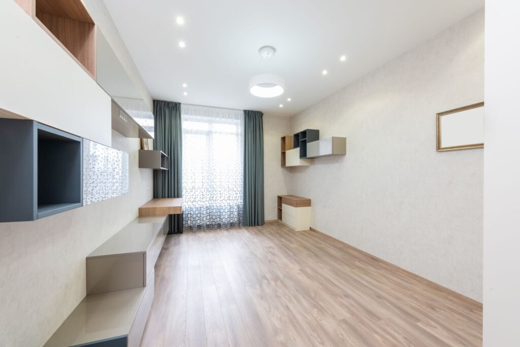 Mobilier et rangements intégrés le long d’un mur