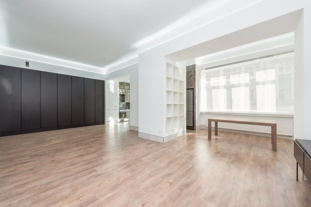 Sols adaptés : pièce lumineuse au parquet clair et continu