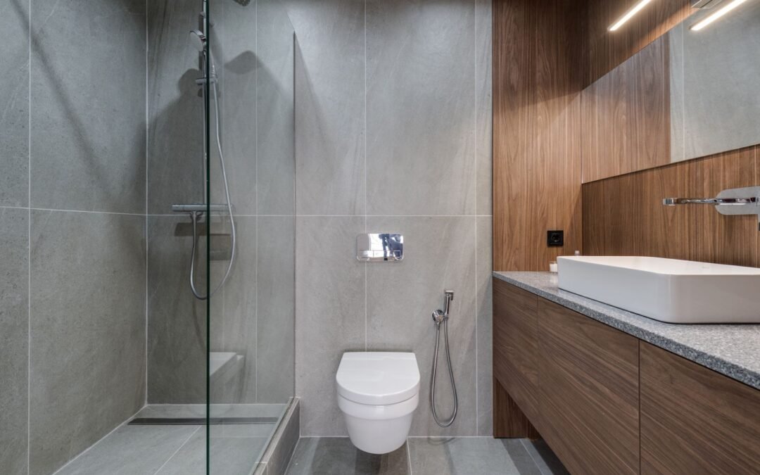 Adapter une petite salle de bain : solutions et compromis